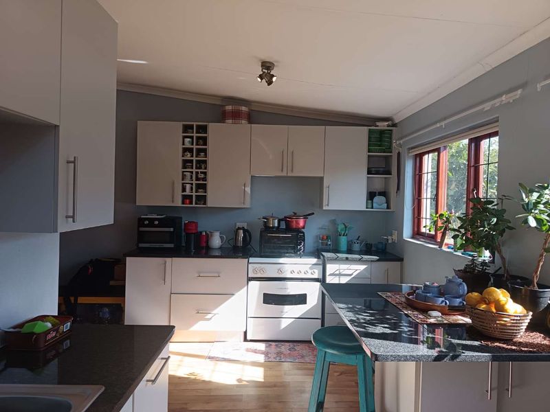 Urgent Sale! Well maintained 2 bedroom home with 2 flatlets for sale! - Photo 2