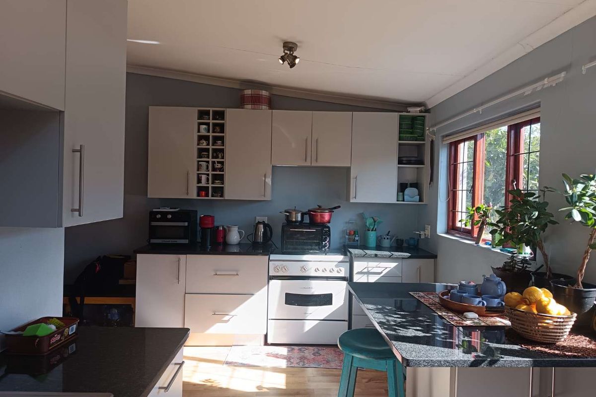 Urgent Sale! Well maintained 2 bedroom home with 2 flatlets for sale! - Photo 2