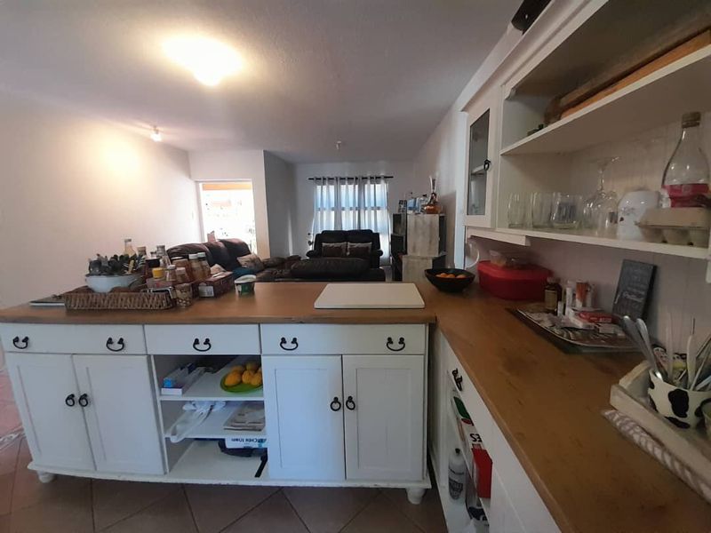 SPACIOUS APARTMENT IN A SAFE COMPLEX! - Photo 6