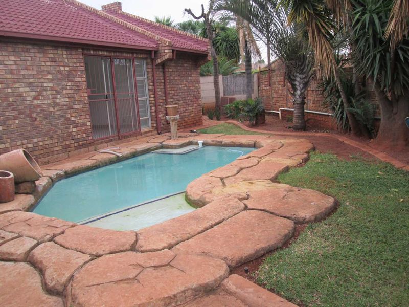 A 3 BEDROOM HOUSE TO RENT IN DOORNPOORT - Photo 4