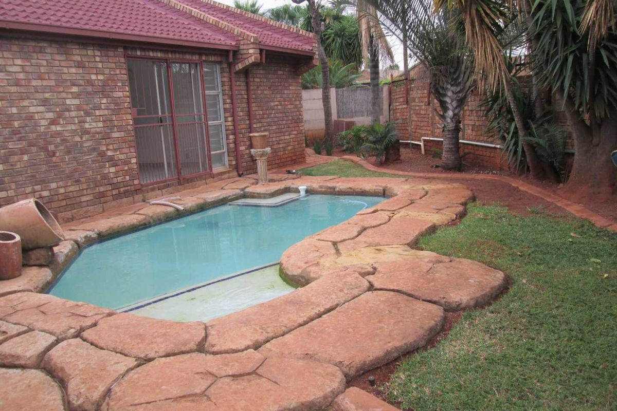 A 3 BEDROOM HOUSE TO RENT IN DOORNPOORT - Photo 4