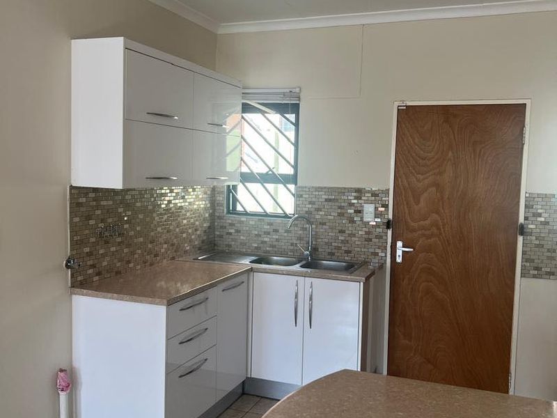 Modern Two bedroom town house for sale in Otjomuise 4 - Photo 9