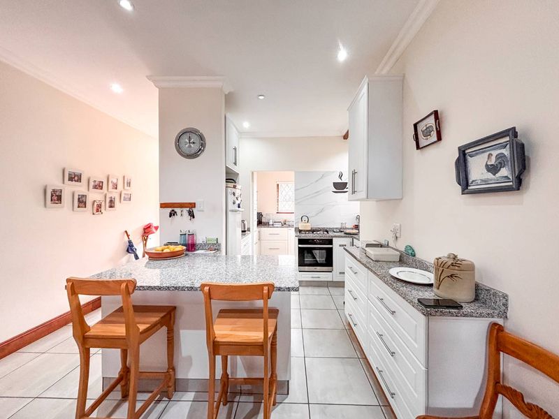 2 Bedroom Top-Floor Apartment for Sale in Howick - Photo 5