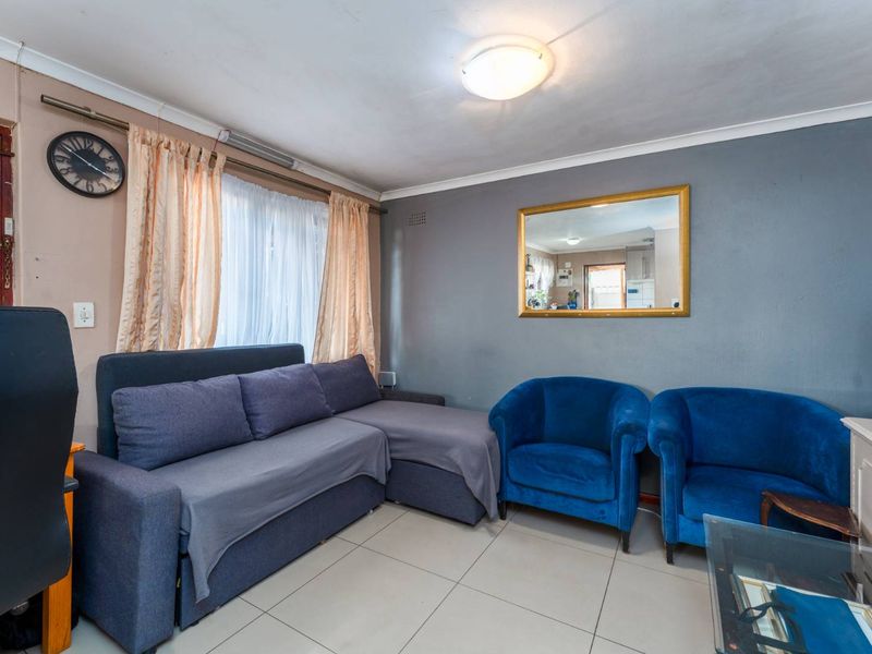 Charming 2 Bedroom Home with Pool in Southfield - Photo 7