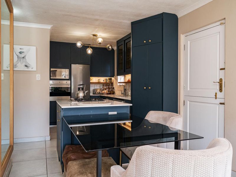 CHARMING TOWNHOUSE WITH BEAUTIFUL MODERN KITCHEN IN SOUGHT-AFTER THE LINKS, GILLITTS! JUST OFF THE M13! - Photo 6