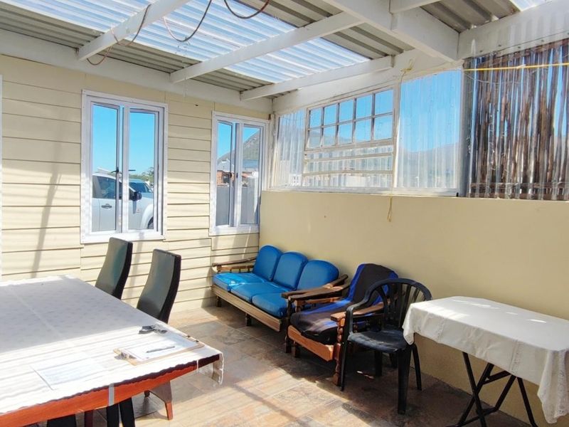 Versatile Coastal Living: Three-Bedroom Home with Income-Generating Flats - Photo 4