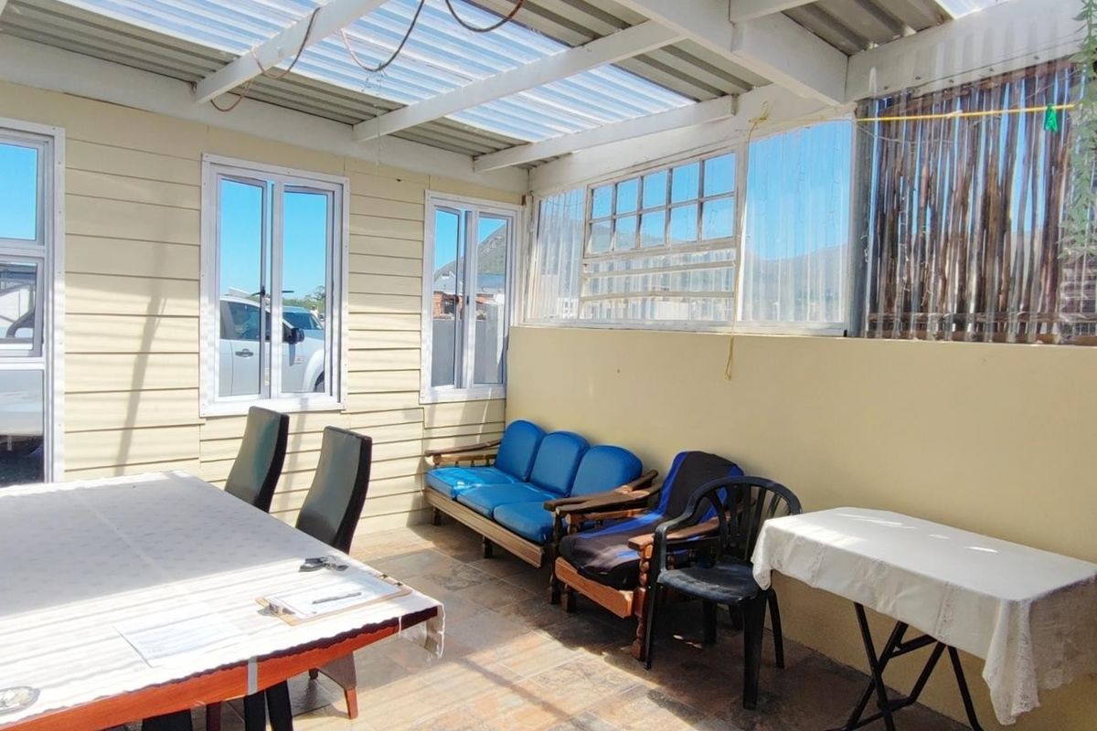 Versatile Coastal Living: Three-Bedroom Home with Income-Generating Flats - Photo 4