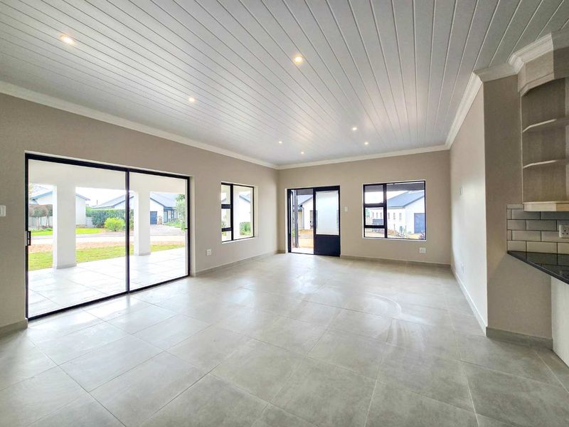 A prime, newly built home designed to satisfy the most discerning buyer. - Photo 5