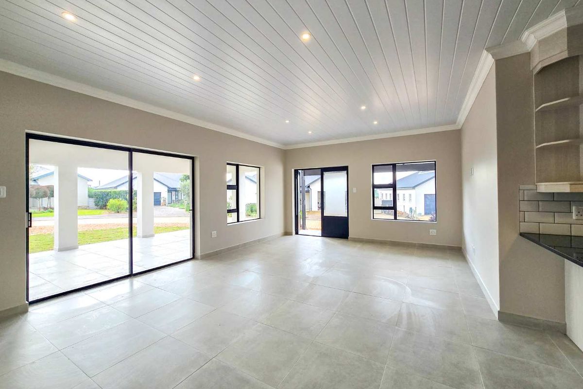 A prime, newly built home designed to satisfy the most discerning buyer. - Photo 5
