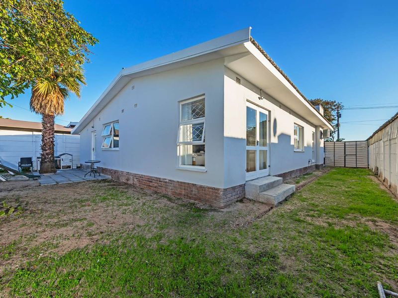 Contemporary Dual-Living Masterpiece with Exceptional Finishes & Work-From-Home Versatility - Photo 10