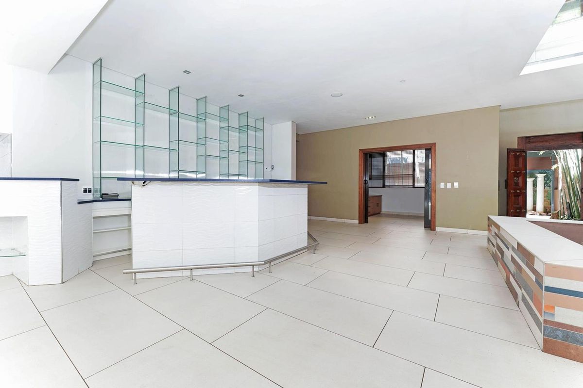 Exceptional, Expansive 6 Bedroom House with Separate Flatlet in Atholl - Photo 4