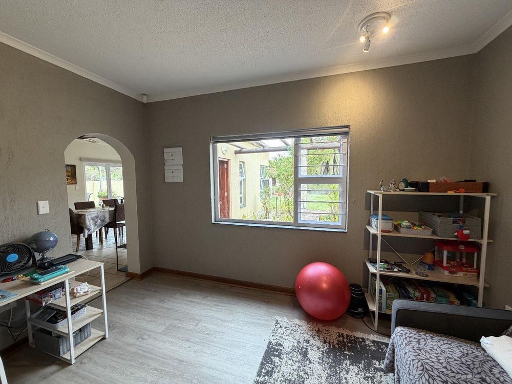 Extra living room, can be used as a work room or gym