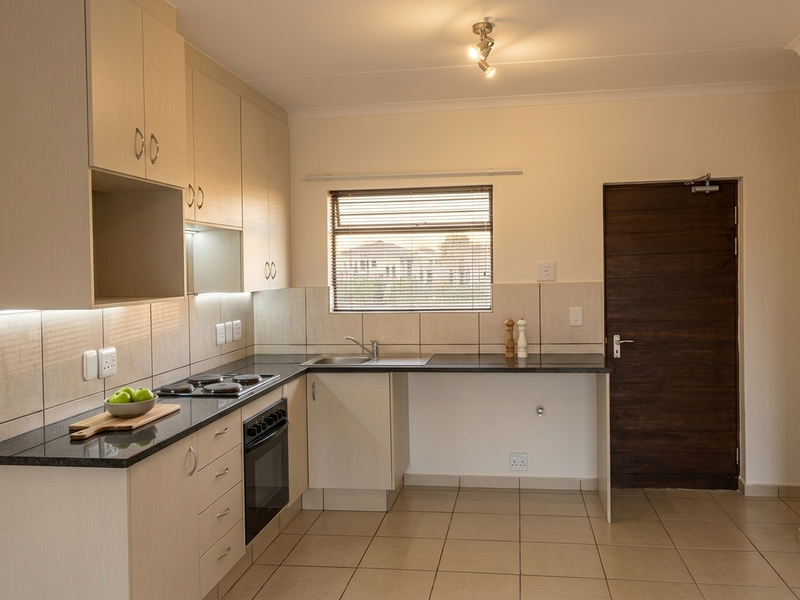 Modern 2 Bedroom Investment Apartment in Prime Woodmead Location - Photo 2