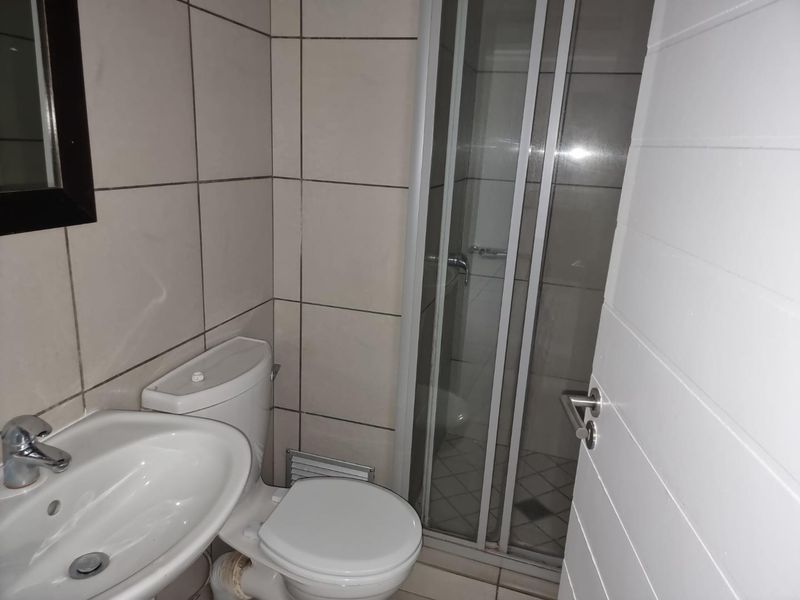 2 Bedroom 2 bathrooms modern Apartment in beautiful Golf Estate for sale R780 000 - Photo 9
