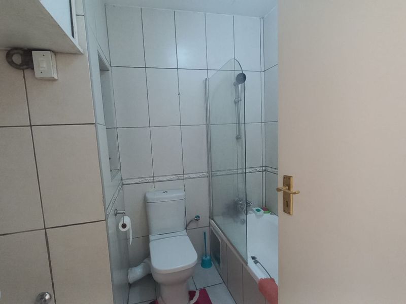 Well Maintained Complex - 2 bedroom ground floor + spacious lounge & enclosed stoop - Photo 9