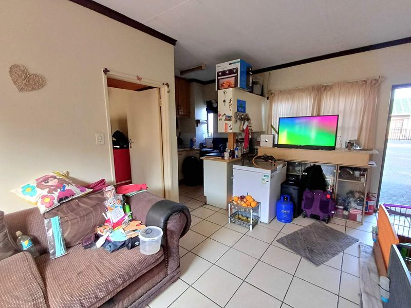 Cosy, Lock-up-and-Go ground floor unit with pre-paid utilities - Photo 5