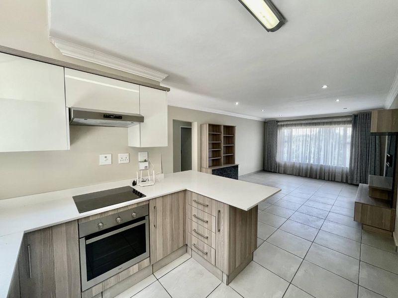 Centrally Located Modern 3‐Bed Apartment – Move‐In Ready & Investment Opportunity! - Photo 5