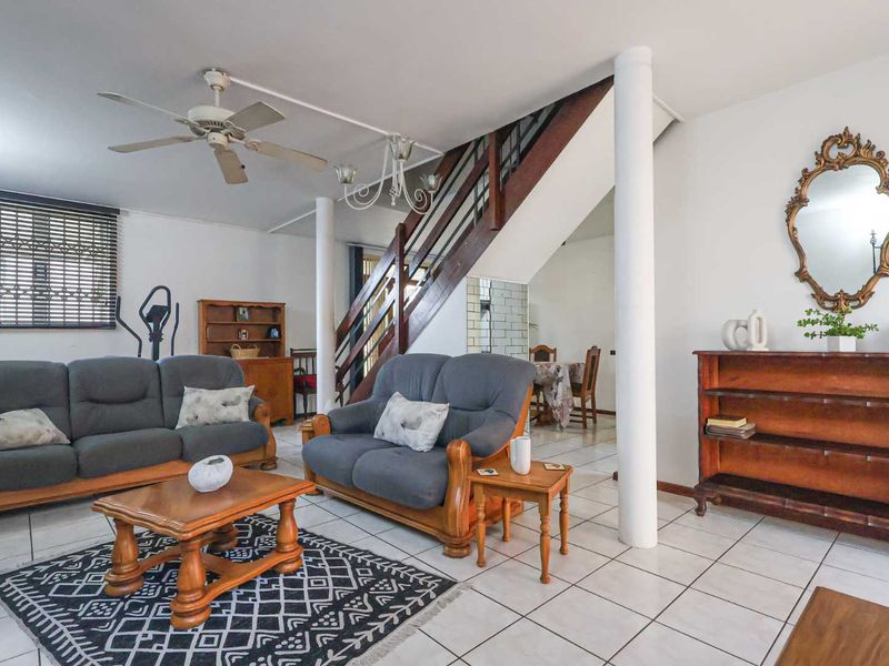 PRICED TO SELL – Pet-Friendly 3 Bedroom Duplex with Flat Garden! - Photo 3