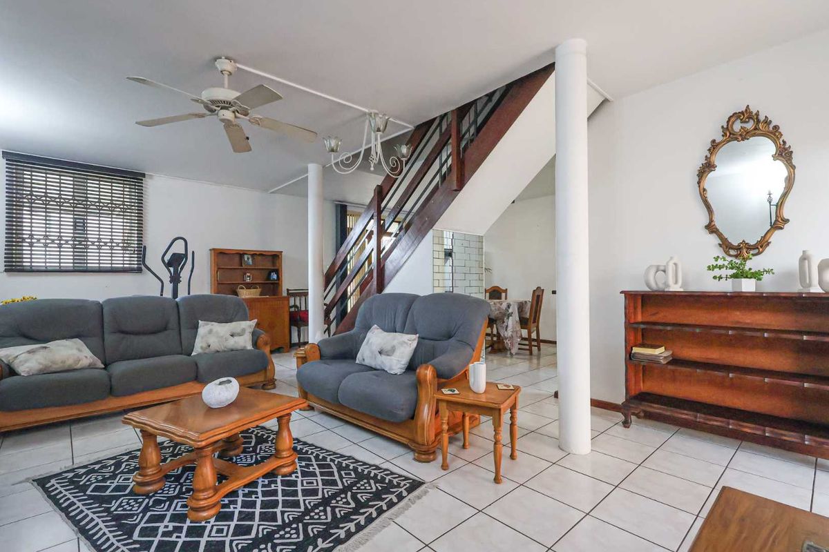 PRICED TO SELL – Pet-Friendly 3 Bedroom Duplex with Flat Garden! - Photo 3