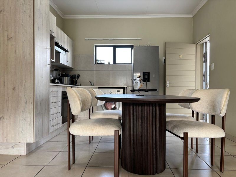 Modern 2-Bedroom, 2-Bathroom Second-Floor Apartment - Stylish, Spacious & Move-In Ready! - Photo 4