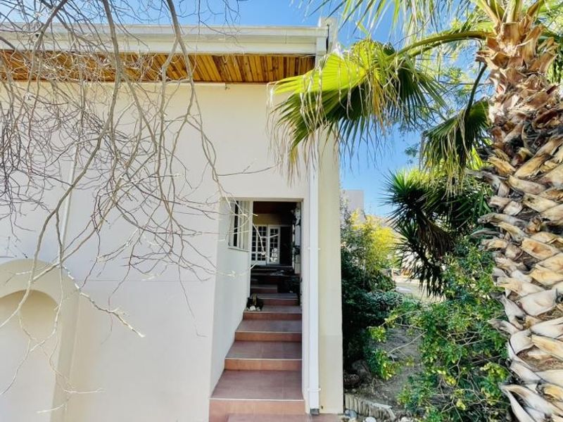 4 Bedroom Large family home in Eros, with beautiful garden, entertainment area and pool - Photo 5