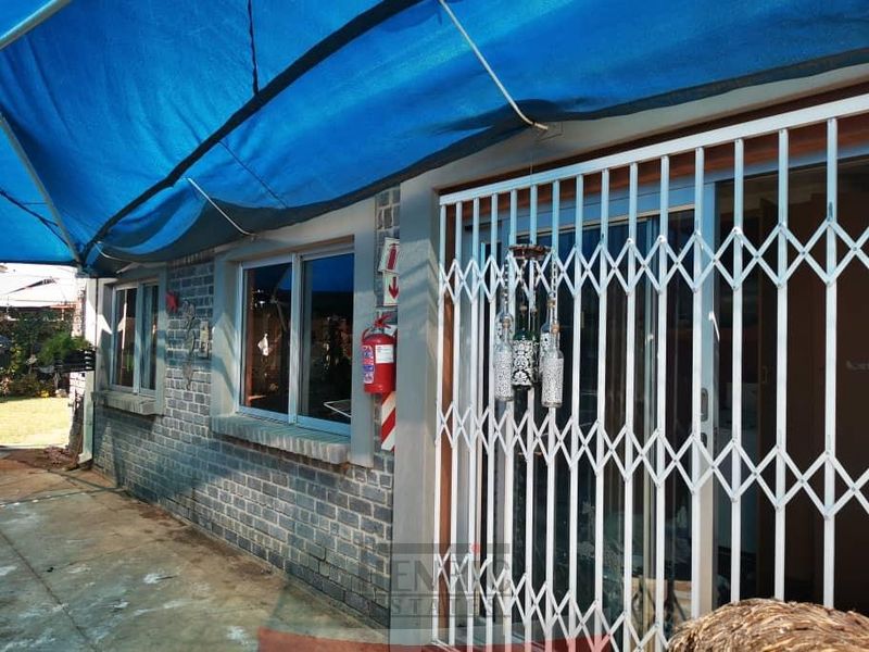 Charming Family Home wiht Excellent Entertainment Features - FOR SALE in Tsumeb - Photo 3