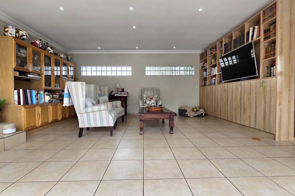 5 Bedroom House for Sale in Mulbarton - Photo 3