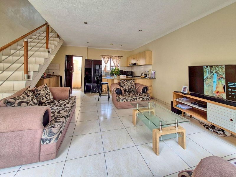 Central, Walvis Bay:  Various 3 Bedroom Units for sale in Union Court - Photo 9