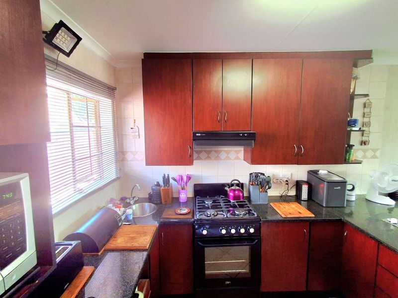 3 Bedroom Townhouse in Willow Park Manor - Photo 2