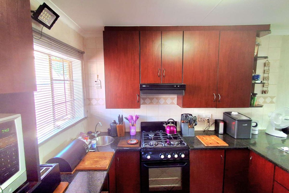 3 Bedroom Townhouse in Willow Park Manor - Photo 2