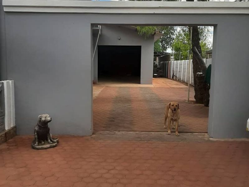 BEAUTIFUL 4 BEDROOM HOUSE FOR SALE IN GOBABIS (NEGOTIOABLE) - Photo 3