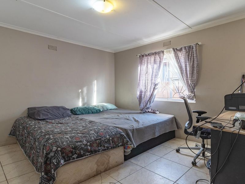 Spacious 2-Bedroom Home with Self-Contained 2-Bedroom Flat – Ideal for Families or Investment - Photo 7