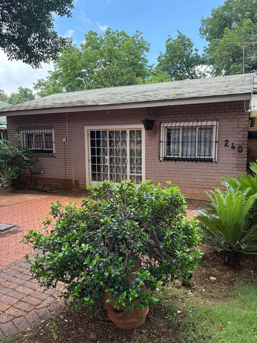 Property #2486626, Cottage Rental Monthly in Meyerspark