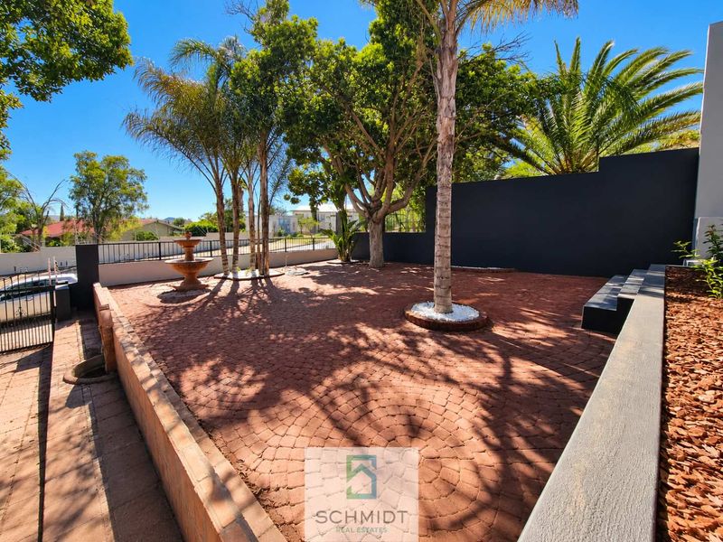 Exceptional Luxury Living in Suiderhof | Home with 2 Flatlets For Sale - Photo 3