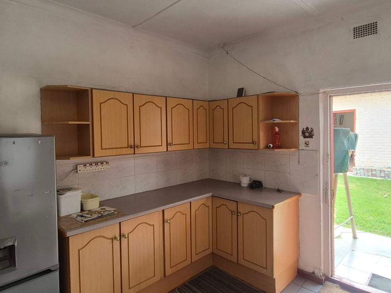 Charming Family Home in Senekal with Flatlet - Photo 8