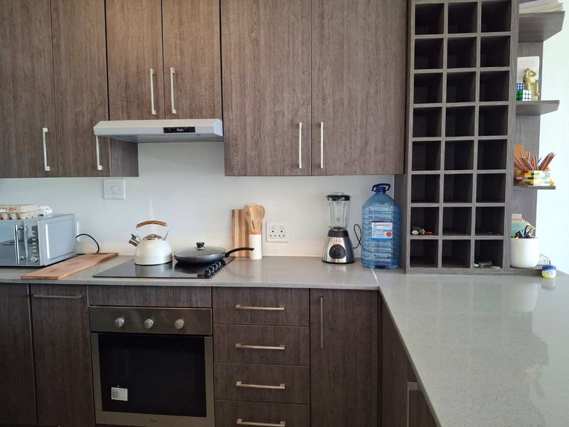 A BEAUTIFUL SUNNY ONE BEDROOM APARTMENT - Photo 9