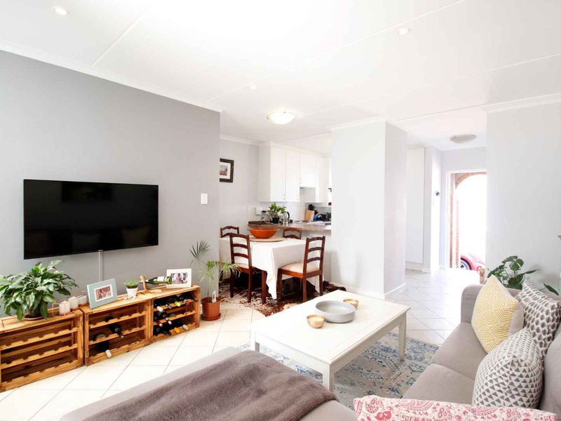 Charming 2 Bedroom Townhouse in Excellent Estate - Photo 8