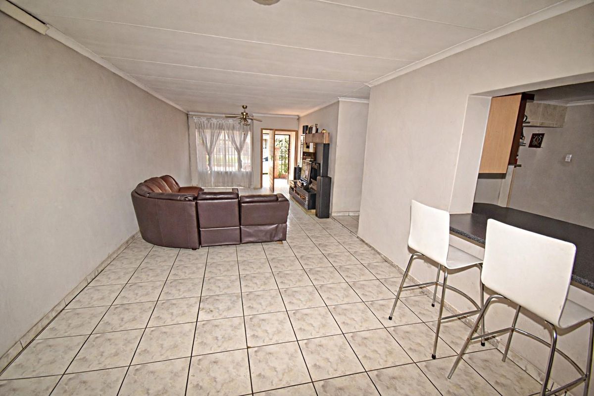 "Spacious Face Brick Home" - Photo 5