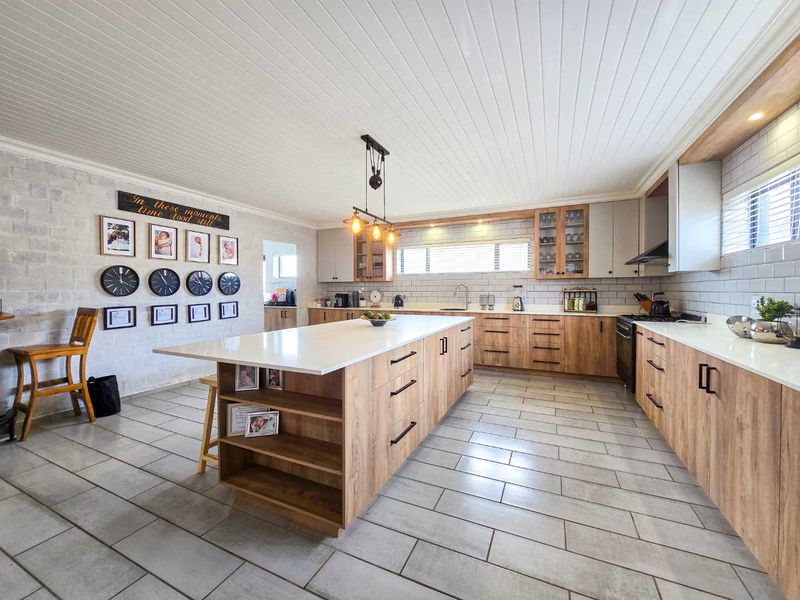 Spacious 6 bedroom family home with flatlet for sale in Stilbaai-Oos. - Photo 10