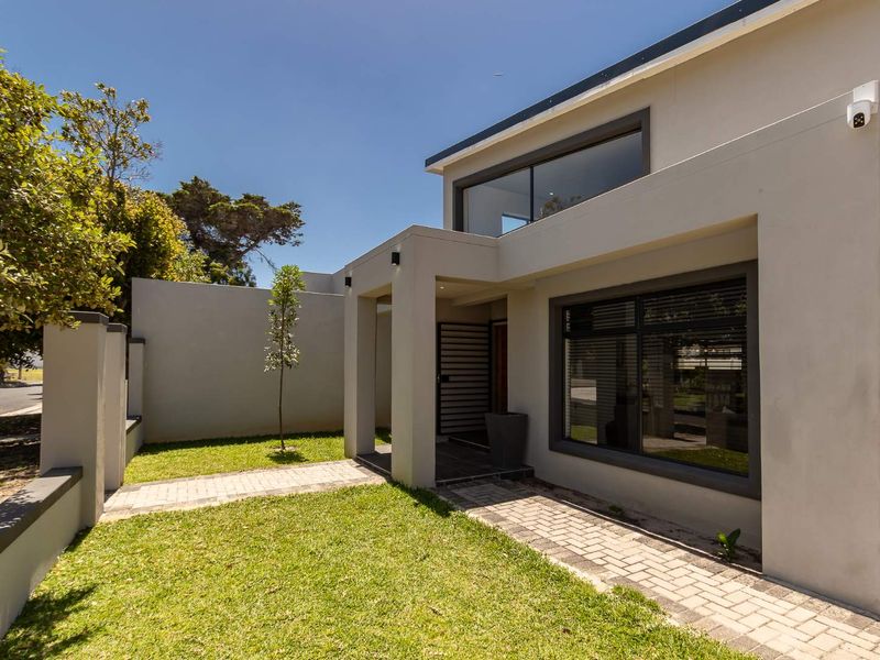 Modern Family Home with Double Volume Living and Separate 2-Bedroom Flatlet - Photo 2