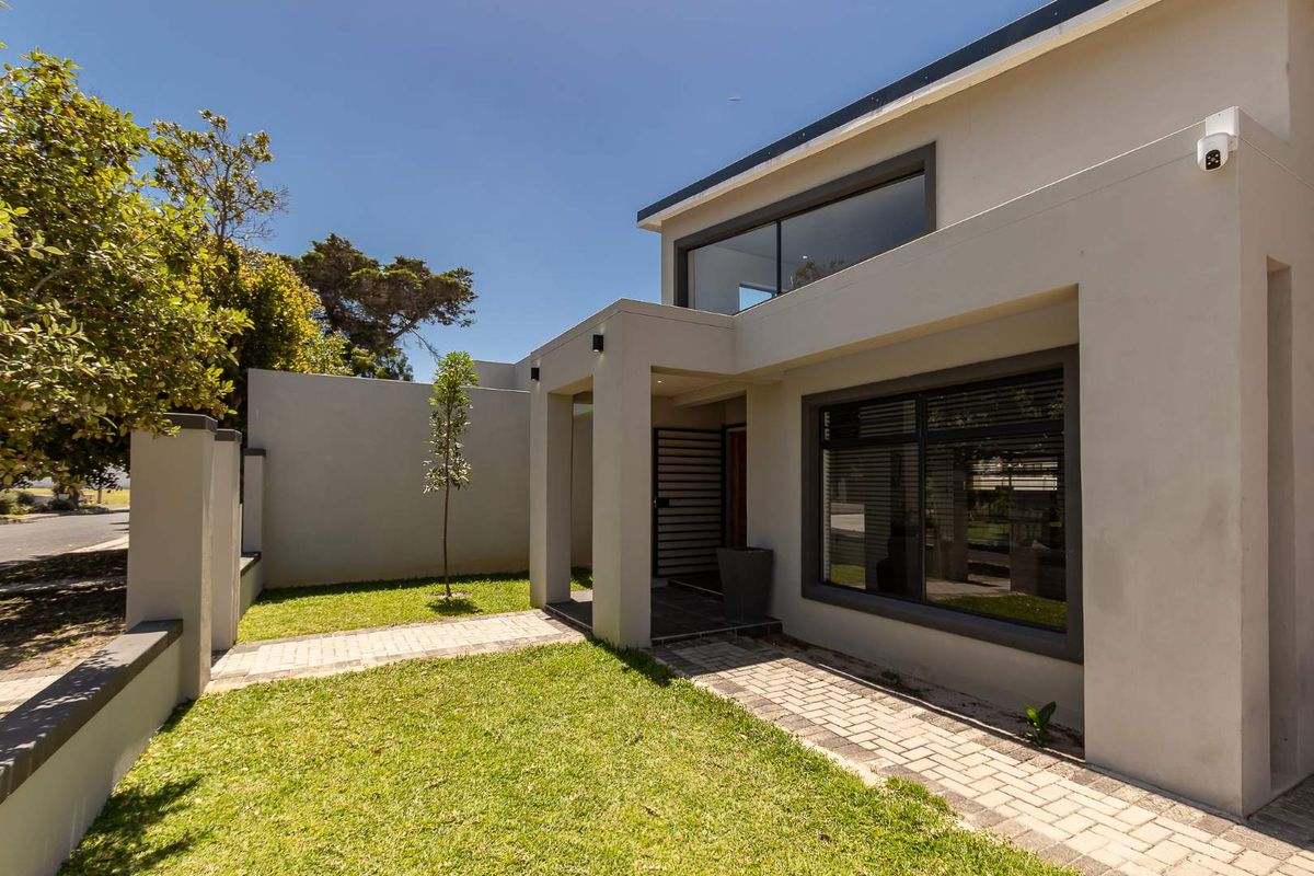 Modern Family Home with Double Volume Living and Separate 2-Bedroom Flatlet - Photo 2