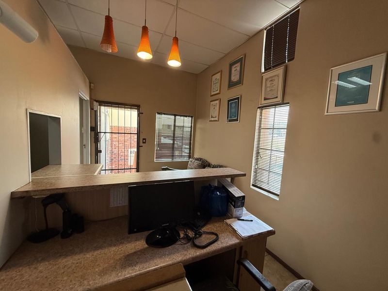 Rare 2-in-1 Office Opportunity in Westdene!!! - Photo 4