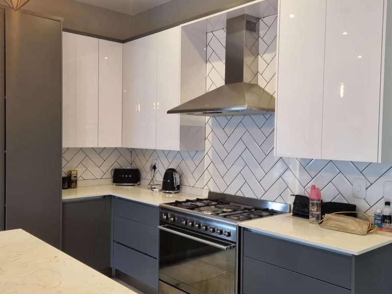 Modern 3-Bedroom Home with Outdoor Jacuzzi in a Prestigious Olivedale Estate - Photo 2