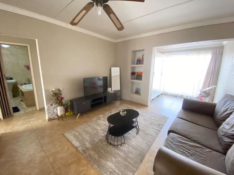 Neat 2-Bedroom Townhouse with Enclosed Balcony in Secure Complex - Photo 5