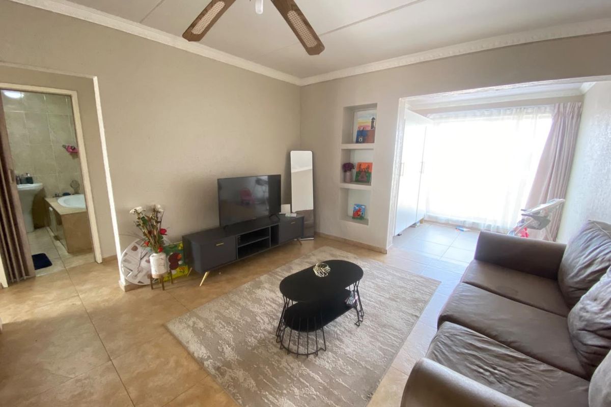 Neat 2-Bedroom Townhouse with Enclosed Balcony in Secure Complex - Photo 5