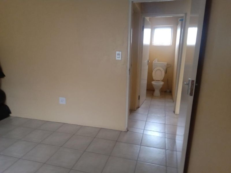 Charming 2-Bedroom Home in Umlazi: Ideal for Family Living or Investment - Photo 10