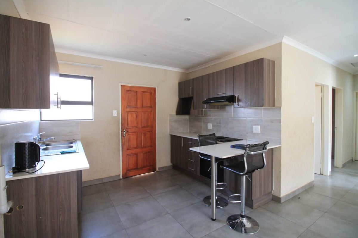 3 Bedroom house for sale in Clayville, Parklands Security Estate - Photo 4
