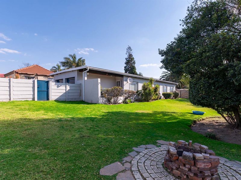 Spacious 3 Bedroom Family Home with Solar Power in Norkem Park - Photo 2