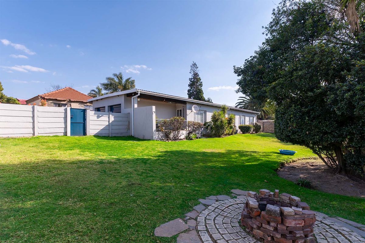 Spacious 3 Bedroom Family Home with Solar Power in Norkem Park - Photo 2