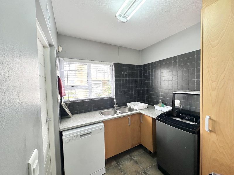 EXCLUSIVE WATERFRONT TOWNHOUSE - IDEAL HOME OR HOLIDAY ESCAPE - Photo 6